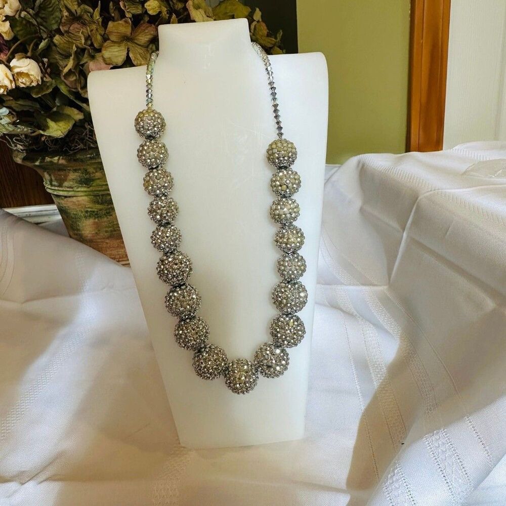 Necklace with circle balls that shine and sparkle